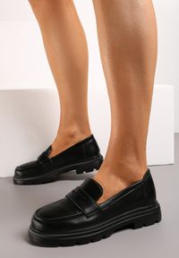 Renee - Czarne Minimalistyczne Mokasyny na Grubej Podeszwie Sakucca. Nosek buta: okrągły. Kolor: czarny. Obcas: na obcasie. Wysokość obcasa: niski #3