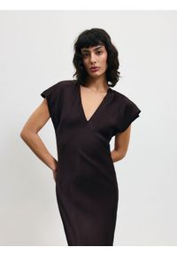Reserved - Sukienka z wiskozy - ciemnobrązowy. Kolor: brązowy. Materiał: wiskoza