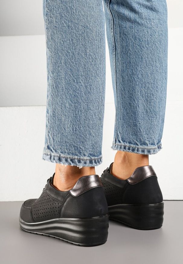 Born2be - Czarne Sneakersy W Stylu Półbutów na Koturnie z Ażurową Cholewką Varzedi. Okazja: na spacer, na co dzień. Kolor: czarny. Szerokość cholewki: normalna. Wzór: ażurowy. Sezon: lato. Obcas: na koturnie. Sport: turystyka piesza