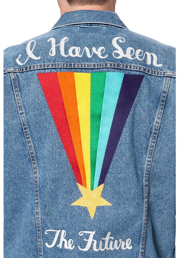 Levi's® - KURTKA JEANSOWA LEVI’S PRIDE COMMUNITY LGBTQIA+ TRUCKER JACKET 723340290. Okazja: na imprezę. Typ kołnierza: kaptur. Materiał: jeans. Wzór: haft, aplikacja, napisy. Sezon: lato. Styl: klasyczny