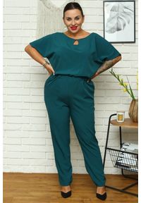 KARKO - Kombinezon na wesele z kieszeniami i gumką w pasie IVANA butelkowa zieleń PROMOCJA. Okazja: na wesele, na ślub cywilny. Kolekcja: plus size. Materiał: elastan, materiał, guma, tkanina, poliester, dzianina. Długość rękawa: krótki rękaw. Długość: krótkie. Styl: casual, elegancki, biznesowy