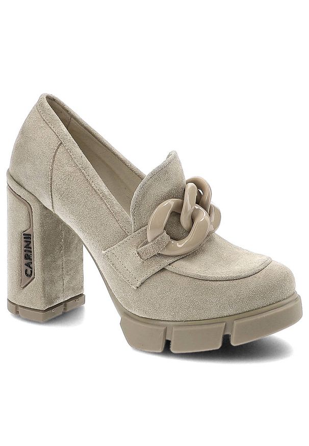 Półbuty damskie Carinii, zamszowa cholewka o miękkiej strukturze dekoracyjny łańcuch na podbiciu stabilny obcas, beżowe, B7963-R30. Okazja: na spotkanie biznesowe, do pracy. Zapięcie: bez zapięcia. Kolor: beżowy. Materiał: zamsz, skóra. Szerokość cholewki: normalna. Obcas: na obcasie. Styl: biznesowy, elegancki, klasyczny. Wysokość obcasa: średni