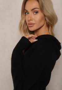 Renee - Czarna Sukienka Sweterkowa z Kapturem Ozdobiona Sznurkami Ittilina. Okazja: na co dzień. Typ kołnierza: kaptur. Kolor: czarny. Materiał: jeans. Wzór: aplikacja. Styl: casual #4