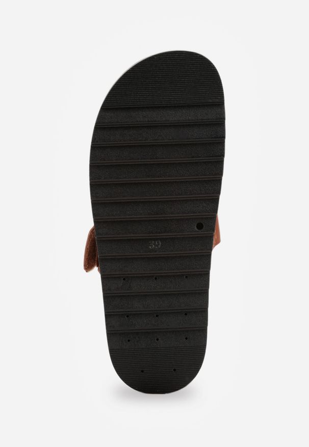 Born2be - Brązowe Klapki na Grubej Podeszwie Ozdobione Wycięciami Faneora. Okazja: na co dzień. Kolor: brązowy. Materiał: jeans. Wzór: aplikacja. Obcas: na platformie. Styl: casual