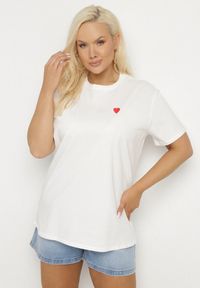 Born2be - Biały Bawełniany T-shirt Ozdobiony Sercem Tolianee. Okazja: na co dzień. Kolor: biały. Materiał: bawełna. Wzór: aplikacja. Styl: klasyczny, casual #4