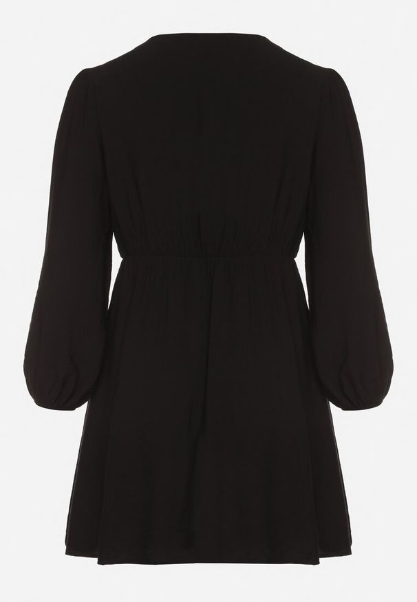 Born2be - Czarna Kopertowa Sukienka z Wiskozą z Wiązaniem w Pasie Vidila. Kolekcja: plus size. Kolor: czarny. Materiał: wiskoza. Sezon: jesień, wiosna. Typ sukienki: kopertowe