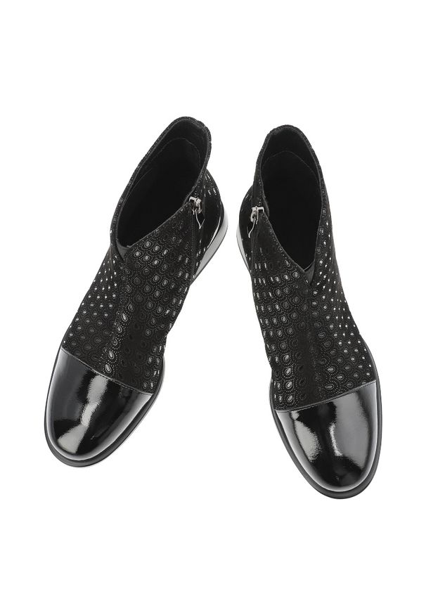 S.Barski - Botki damskie S. Barski, na stabilnym klocku i skórzaną cholewką we wzory, czarne, JC52-862. Okazja: na co dzień. Zapięcie: zamek. Kolor: czarny. Szerokość cholewki: normalna. Materiał: materiał, lakier, skóra. Sezon: jesień, zima. Obcas: na obcasie. Styl: casual. Wysokość obcasa: średni