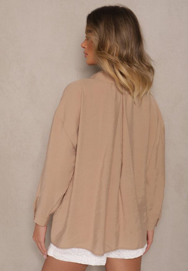Renee - Beżowa Koszula z Modalem o Fasonie Oversize Adavelle. Okazja: na co dzień. Typ kołnierza: kołnierzyk klasyczny, dekolt w serek. Kolor: beżowy. Materiał: jeans, materiał. Długość rękawa: długi rękaw. Długość: długie. Styl: klasyczny, casual, elegancki