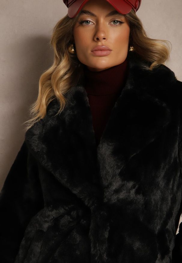 Renee - Czarny Klasyczny Płaszcz Futrzany Vennira. Okazja: na co dzień. Kolor: czarny. Materiał: futro. Sezon: zima. Styl: klasyczny