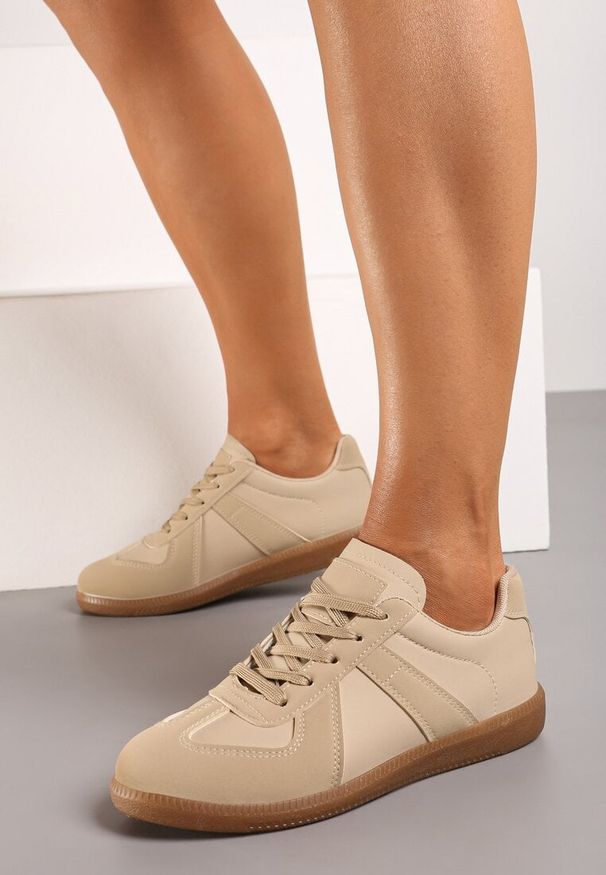 Renee - Ciemnobeżowe Płaskie Sneakersy ze Sznurowaniem i Wstawkami z Ekoskóry Elafae. Okazja: na co dzień. Zapięcie: sznurówki. Kolor: beżowy. Materiał: jeans