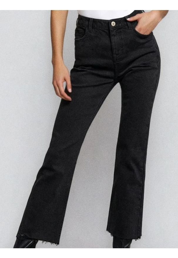 Sinsay - Jeansy kick flare - czarny. Kolor: czarny