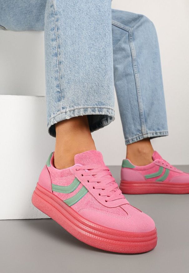 Renee - Fuksjowe Sneakersy Typu Kultowe Tenisówki na Niskiej Platformie Olritia. Okazja: na co dzień. Kolor: różowy. Materiał: jeans. Szerokość cholewki: normalna. Wzór: aplikacja. Obcas: na platformie