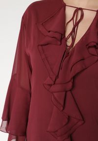 Born2be - Bordowa Bluzka w Rustykalnym Stylu z Wiązaniem i Falbankami Nenarea. Okazja: do pracy, na co dzień, na spotkanie biznesowe. Typ kołnierza: kołnierz z falbankami. Kolor: czerwony. Materiał: jeans. Styl: klasyczny, casual, elegancki, biznesowy #4