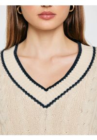 Big-Star - sweter damski bawełniany z dekoltem v-neck kremowy calia 103. Kolor: kremowy. Materiał: bawełna. Wzór: ze splotem, jednolity #6