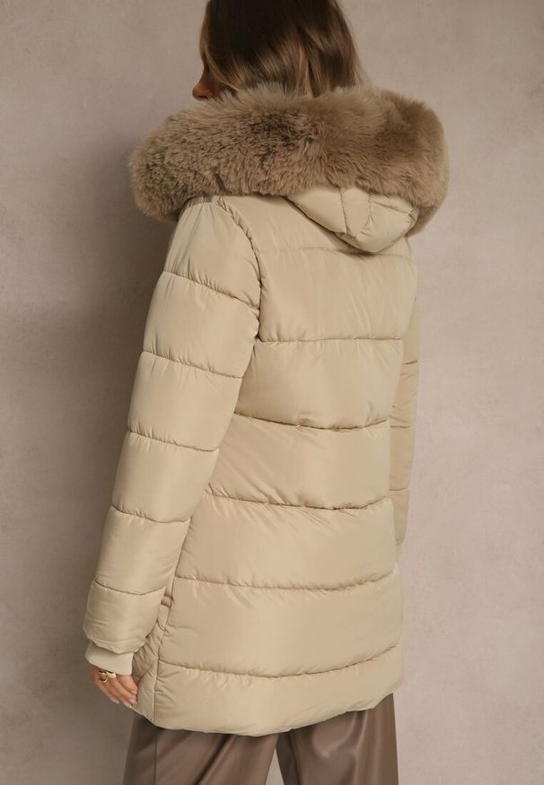 Renee - Ciemnobeżowa Kurtka z Pikowanymi Przeszyciami i Kapturem z Futrem Anindrie. Okazja: na co dzień, na spacer. Typ kołnierza: kaptur. Kolor: beżowy. Materiał: futro. Styl: casual