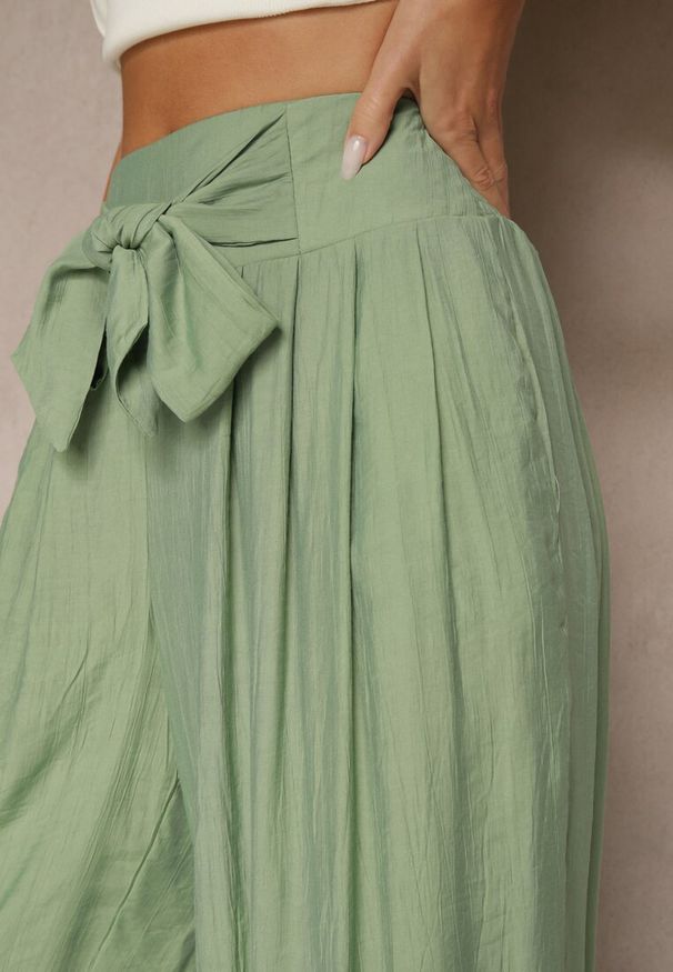 Renee - Zielone Wiskozowe Spodnie High Waist o Szerokim Kroju Aranisa. Okazja: na co dzień. Stan: podwyższony. Kolor: zielony. Materiał: wiskoza. Wzór: aplikacja. Styl: casual, elegancki