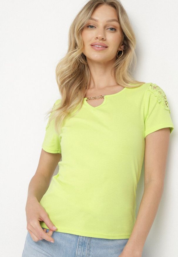 Born2be - Zielony Bawełniany T-shirt z Łańcuszkiem i Koronką Liraveira. Okazja: na co dzień. Typ kołnierza: okrągły. Kolor: zielony. Materiał: bawełna, koronka. Długość rękawa: krótki rękaw. Długość: krótkie. Wzór: koronka. Styl: casual, elegancki, klasyczny