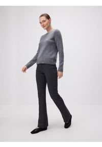 Reserved - Spodnie flare z wiskozą - ciemnoszary. Kolor: szary. Materiał: wiskoza