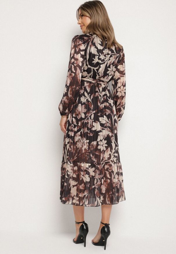 Born2be - Czarna Rozkloszowana Sukienka z Wiązanym Paskiem i Metaliczną Nicią Nalirina. Okazja: na co dzień. Typ kołnierza: dekolt w kształcie V. Kolor: czarny. Materiał: elastan, wiskoza. Wzór: aplikacja. Typ sukienki: rozkloszowane, proste. Styl: klasyczny, casual, elegancki