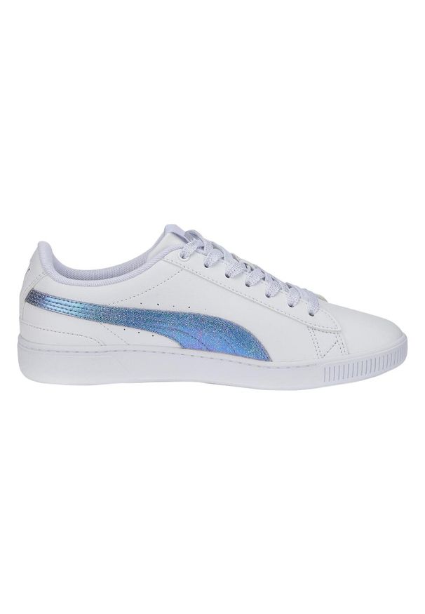 Buty do chodzenia dla dzieci Puma Vikky V3. Zapięcie: sznurówki. Kolor: biały. Materiał: tkanina, materiał, skóra, syntetyk. Szerokość cholewki: normalna. Model: Puma Vikky. Sport: turystyka piesza