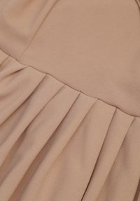 Renee - Ciemnobeżowa Elegancka Długa Sukienka Hiszpanka Wykończona Rozcięciem na Dole Idelia. Okazja: na ślub cywilny, na imprezę, na studniówkę, na wesele. Typ kołnierza: dekolt hiszpanka. Kolor: beżowy. Styl: elegancki. Długość: maxi #6