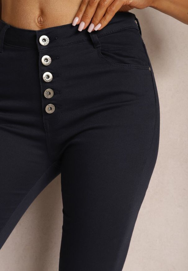 Renee - Granatowe Spodnie Skinny Winvienne. Stan: podwyższony. Kolor: niebieski. Długość: długie. Wzór: ażurowy