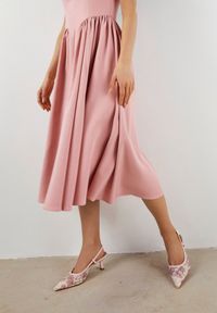 Born2be - Różowa Rozkloszowana Sukienka Vices z Dekoltem Typu Łódka Milasena. Okazja: na co dzień. Kolor: różowy. Materiał: jeans. Wzór: aplikacja. Typ sukienki: rozkloszowane. Styl: casual #3