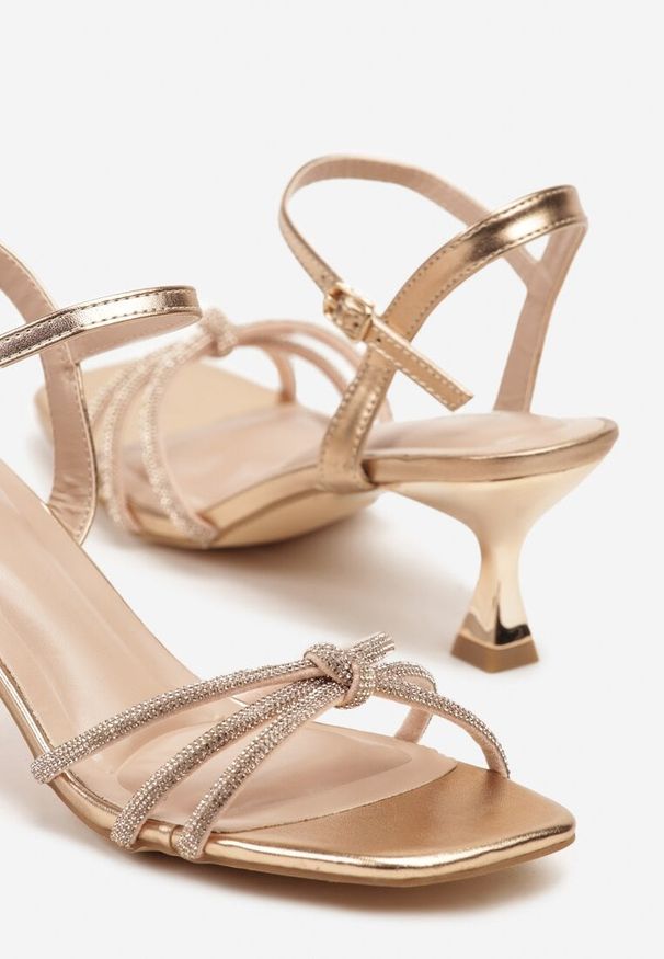 Renee - Szampańskie Sandały Vices na Obcasie Typu Kaczuszka Ozdobione Cyrkoniami Lumariane. Okazja: na wesele, na ślub cywilny. Zapięcie: sprzączka. Kolor: złoty. Wzór: aplikacja. Obcas: na obcasie. Styl: elegancki. Wysokość obcasa: średni