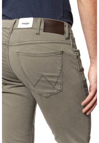 Wrangler - WRANGLER SPODNIE MĘSKIE LARSTON DUSTY GREEN W18SRN457. Materiał: materiał #6