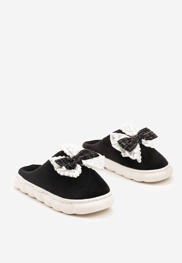 Born2be - Czarne Kapcie Vices na Tłoczonej Podeszwie Zdobione Podwójną Kokardą Martinnia. Okazja: na co dzień. Kolor: czarny. Materiał: jeans. Wzór: aplikacja. Obcas: na obcasie. Styl: klasyczny, casual. Wysokość obcasa: niski