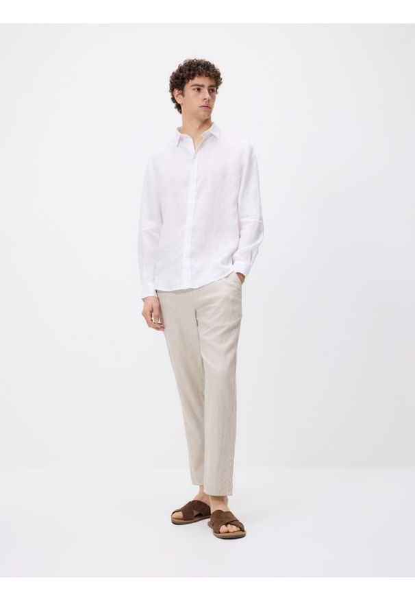 Reserved - Spodnie carrot z lnem - beżowy. Kolor: beżowy. Materiał: len