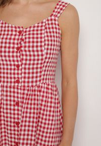 Born2be - Czerwona Sukienka w Drobną Kratkę Ozdobiona Guzikami Lenimme. Okazja: na co dzień. Kolor: czerwony. Długość rękawa: na ramiączkach. Wzór: kratka, aplikacja. Styl: casual, vintage, elegancki #2