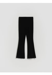 Reserved - Dzianinowe legginsy w prążek - czarny. Kolor: czarny. Materiał: dzianina. Wzór: prążki #1