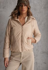 Renee - Ciemnobeżowa Pikowana Kurtka z Odpinanym Kapturem z Tkaniny Kaliran. Okazja: na spacer. Kolor: beżowy. Materiał: tkanina. Długość rękawa: długi rękaw. Długość: długie. Styl: sportowy, elegancki #6