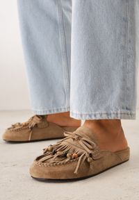 Born2be - Beżowe Klapki VICES Typu Mule z Koralikami Frędzlami i Kokardą Dioleora. Okazja: na co dzień. Kolor: beżowy. Wzór: aplikacja. Styl: casual, elegancki #7