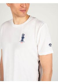 North Sails X Prada T-shirt "Foehn" | 45 2302 000 | T-shirt Foehn | Mężczyzna | Biały. Okazja: na co dzień. Kolor: biały. Materiał: poliester. Wzór: nadruk, aplikacja. Styl: casual