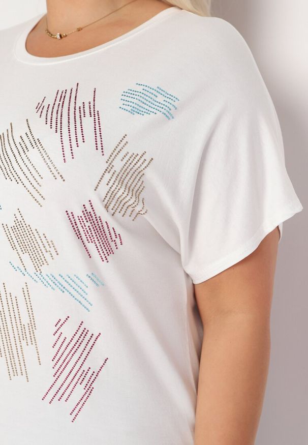 Born2be - Biały Klasyczny Bawełniany T-shirt Ozdobiony Cyrkoniami Christara. Kolor: biały. Materiał: bawełna. Wzór: aplikacja. Sezon: lato. Styl: klasyczny