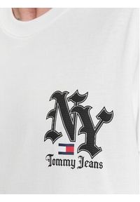 Tommy Jeans T-Shirt NY Grunge Sport DM0DM17744 Biały Classic Fit. Kolor: biały. Materiał: bawełna. Styl: sportowy
