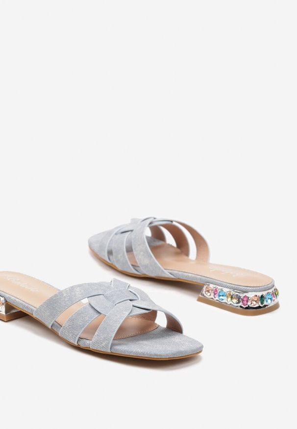 Born2be - Jasnoniebieskie Klapki na Płaskiej Podeszwie z Ekoskóry Ozdobione Cyrkoniami Trannesa. Okazja: na spotkanie biznesowe, do pracy. Kolor: niebieski. Materiał: len. Wzór: aplikacja. Sezon: lato. Obcas: na płaskiej podeszwie. Styl: biznesowy