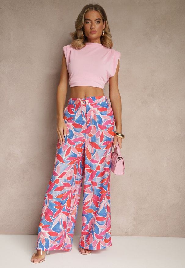 Renee - Różowe Spodnie z Wiskozy o Szerokim Kroju High Waist z Geometrycznym Motywem Ralianea. Okazja: na co dzień. Stan: podwyższony. Kolor: różowy. Materiał: wiskoza. Wzór: geometria. Styl: elegancki, casual