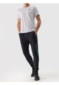 4f - Spodnie treningowe szybkoschnące męskie - czarne. Kolor: czarny. Materiał: syntetyk, elastan, materiał, włókno, dzianina. Wzór: ze splotem. Sport: fitness #2