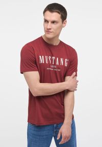 Mustang - MĘSKI T-SHIRT MUSTANG ALEX C PRINT RUSSET BROWN 1014081 8338. Wzór: nadruk #1