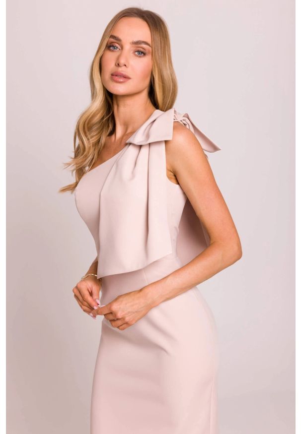 MOE - Elegancka sukienka ołówkowa na jedno ramię z kokardą j. beż. Okazja: na wesele, na ślub cywilny, na imprezę. Typ kołnierza: kokarda. Kolor: beżowy. Typ sukienki: ołówkowe. Styl: elegancki