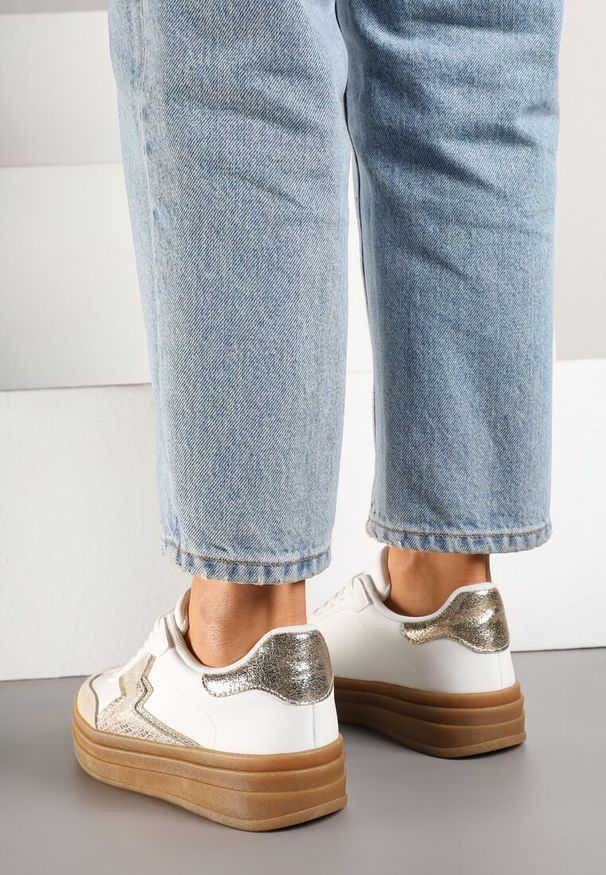 Renee - Złoto-Białe Sneakersy w Stylu Tenisówek Ozdobione Geometrycznym Wzorem Tolivanna. Okazja: na co dzień. Zapięcie: sznurówki. Kolor: złoty. Materiał: jeans. Wzór: aplikacja, geometria