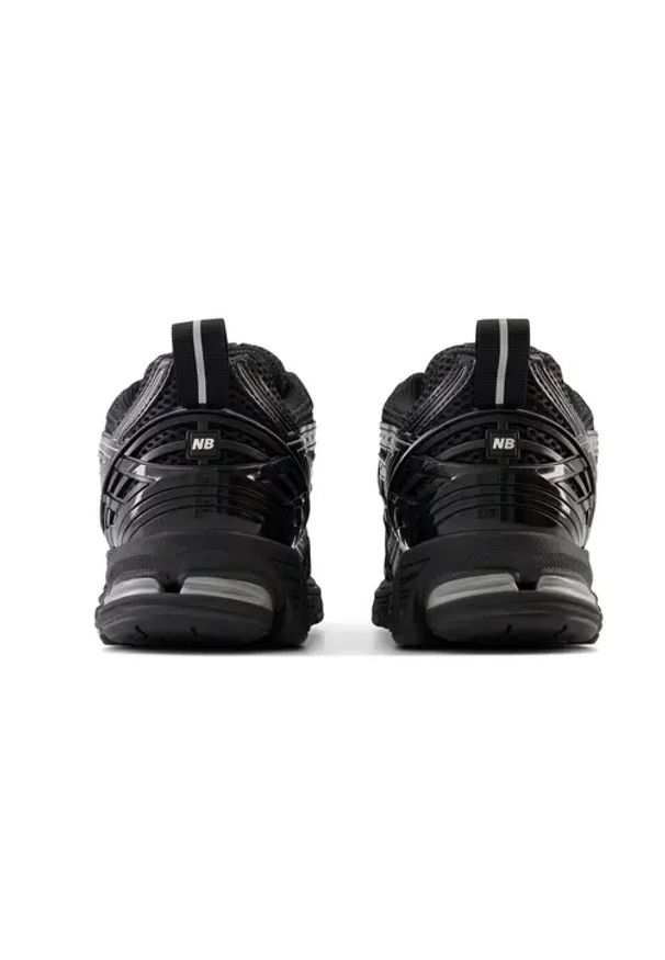 New Balance M1906RCH Sneakersy unisex. Okazja: na co dzień. Kolor: czarny. Materiał: syntetyk. Szerokość cholewki: normalna. Sezon: lato