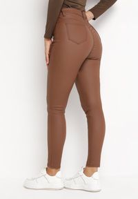 Born2be - Brązowe Modelujące Spodnie Skinny z Kieszeniami Envoi. Kolor: brązowy #4