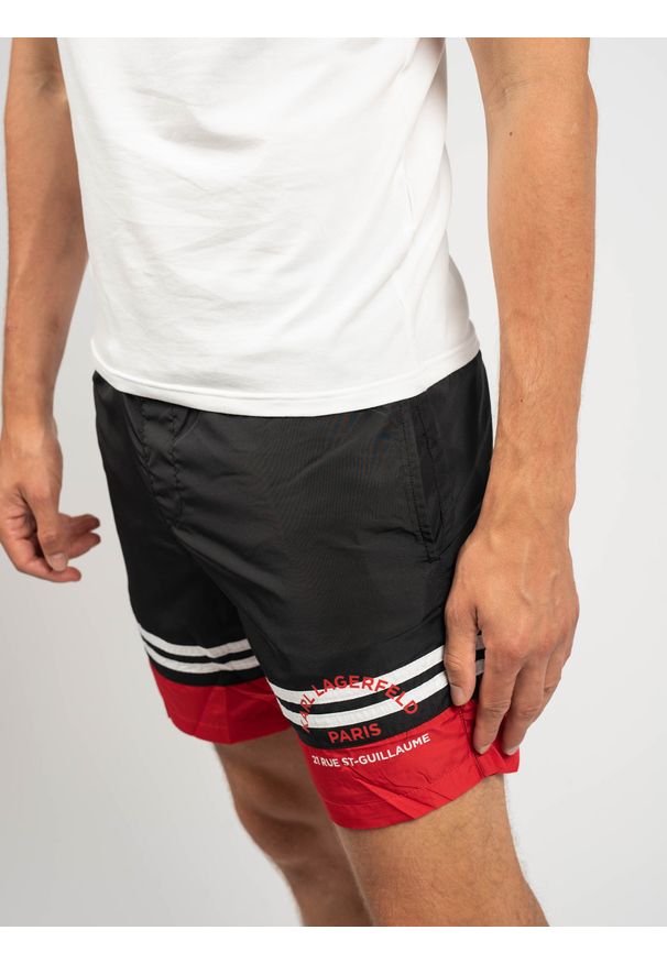 Karl Lagerfeld Kąpielówki "Golf" | KL22MBS03 | Golf | Mężczyzna | Czarny, Czerwony. Kolor: czarny, czerwony, wielokolorowy. Materiał: poliester. Wzór: nadruk, aplikacja