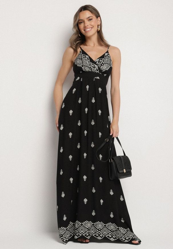 Born2be - Czarna Bawełniana Sukienka Rozkloszowana z Kopertowym Dekoltem i Wiązaniem Revevra. Okazja: na randkę, na co dzień. Typ kołnierza: dekolt kopertowy. Kolor: czarny. Materiał: bawełna. Długość rękawa: na ramiączkach. Typ sukienki: kopertowe. Styl: casual