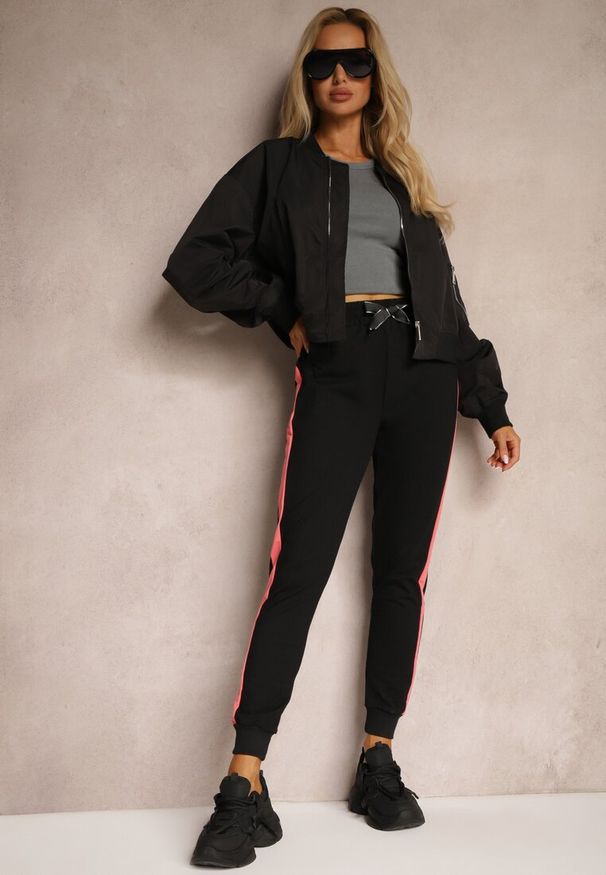 Renee - Czarne Spodnie Dresowe High Waist Wykończone Lampasami i Ozdobione Napisem Sikara. Okazja: na co dzień. Stan: podwyższony. Kolor: czarny. Materiał: dresówka. Długość: krótkie. Wzór: aplikacja, napisy. Styl: sportowy, elegancki, casual