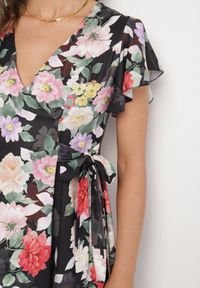 Born2be - Czarna Kwiatowa Sukienka z Kopertowym Dekoltem Atorina. Okazja: na co dzień, na spotkanie biznesowe, do pracy. Typ kołnierza: dekolt kopertowy. Kolor: czarny. Wzór: kwiaty. Typ sukienki: kopertowe. Styl: casual, biznesowy #4